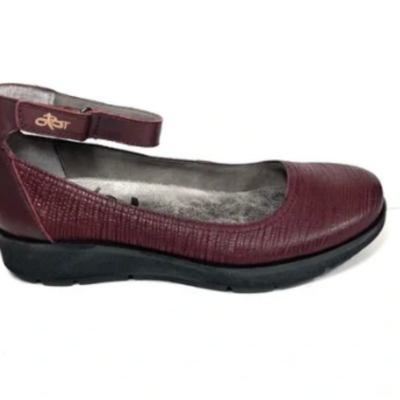 NWT OTBT Scamper Mary Janes Flat Ankle Strap Burgundy Pebbled Leather Sandals - Picture 1 of 5